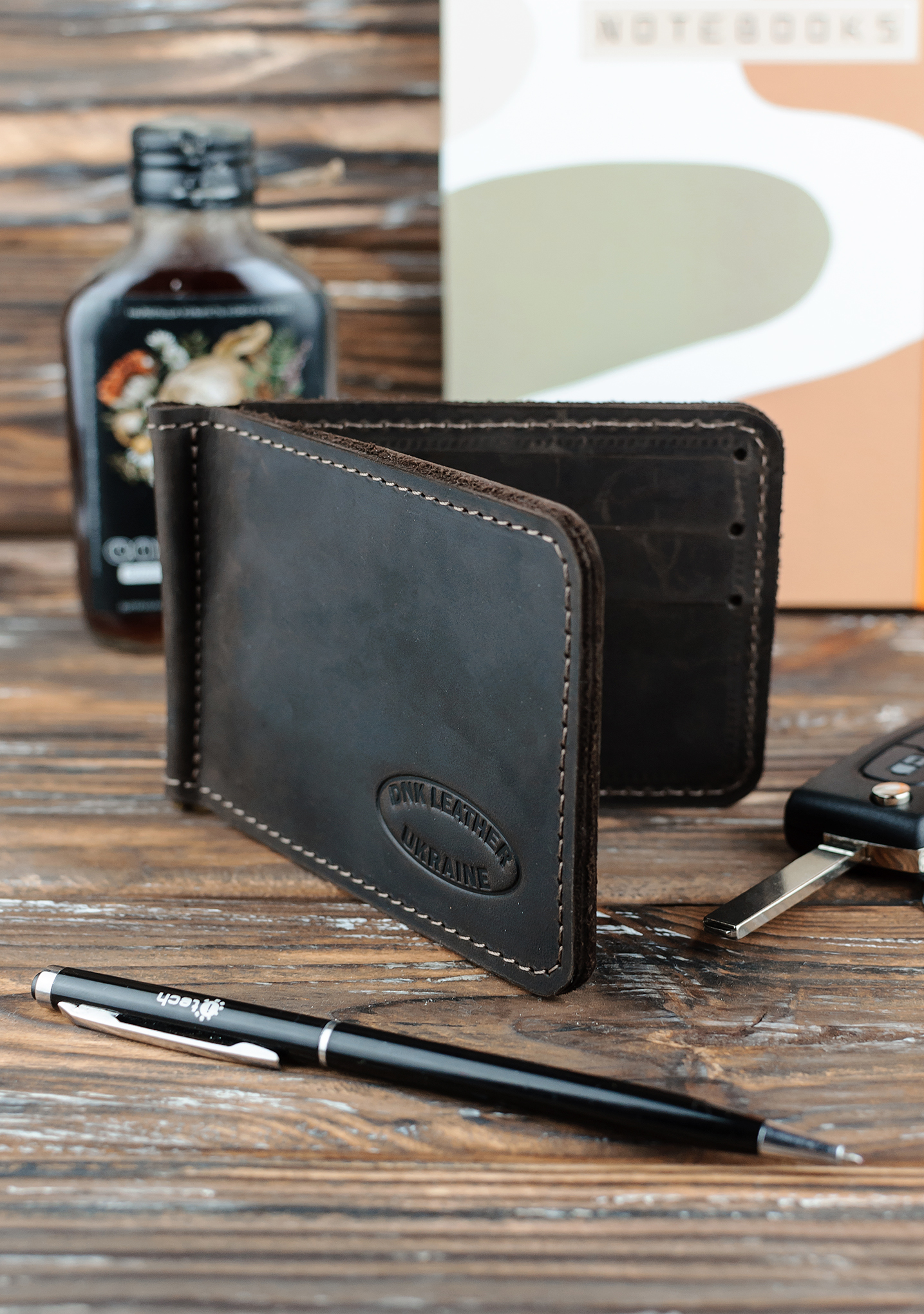 Затиск шкіряний для купюр DNK Leather DNK-LW-09-col.F коричневий Затиск шкіряний для купюр DNK Leather DNK-LW-09-col.F коричневий