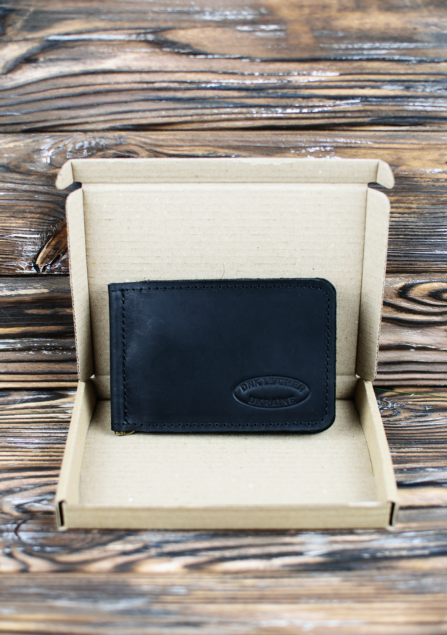 Затиск шкіряний для купюр DNK Leather DNK-LW-09-col.J чорний Затиск шкіряний для купюр DNK Leather DNK-LW-09-col.J чорний